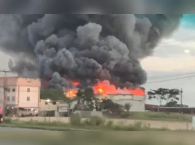 Interdição na rodovia para combate ao incêndio