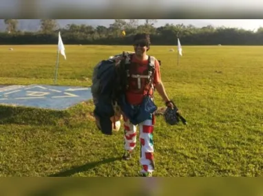 Os bombeiros foram acionados por volta de 10h30 para resgatar pessoas que estavam se afogando na praia de Ipanema. Dois adultos foram resgatados e receberam atendimento, mas um jovem de 16 anos desapareceu