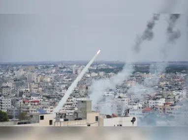Bombardeio na Faixa de Gaza durante o primeiro dia do conflito