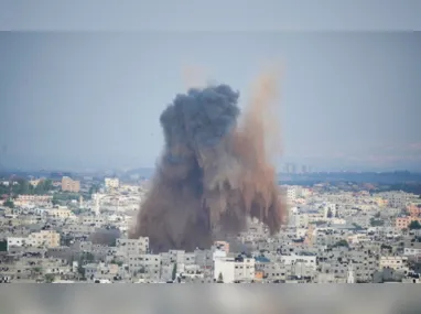 Bombardeio na Faixa de Gaza durante o primeiro dia do conflito