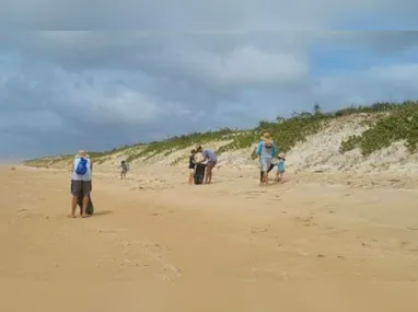 Imagem ilustrativa da imagem Itaúnas faz mutirão de limpeza na praia