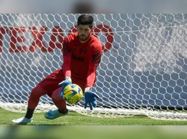 Com cinco minutos em campo, o artilheiro Tiquinho Soares evitou o desastre no Engenhão, ao empatar o duelo