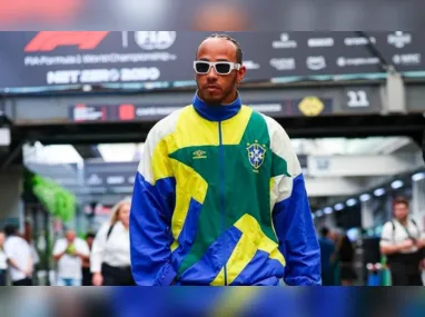 Imagem ilustrativa da imagem Lewis Hamilton usa uniforme do tetra para homenagear Ayrton Senna