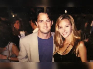 Imagem ilustrativa da imagem Lisa Kudrow, a Phoebe de 'Friends', publica homenagem a Matthew Perry