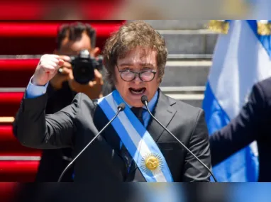 Imagem ilustrativa da imagem Milei corta ministérios pela metade em 1º decreto como presidente da Argentina