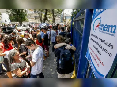 Enem: candidatos correm antes de portão fechar na faculdade Faesa, em Vitória