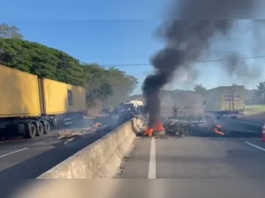 Imagem ilustrativa da imagem Moradores fecham BR-101 em protesto após morte de pedestre