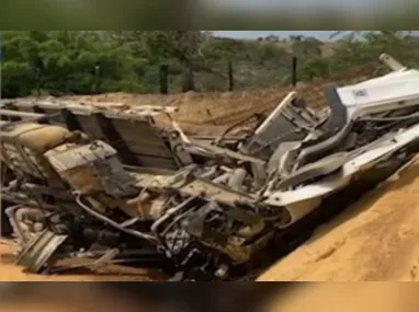 Fuzil camuflado apreendido na ação (nas costas do policial)