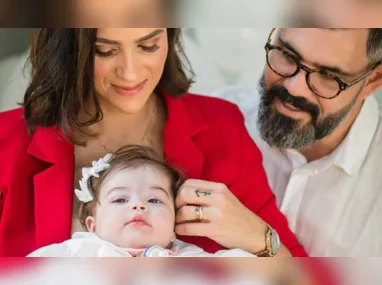 Juliano Cazarré, a esposa Letícia e os filhos