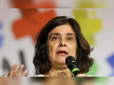Imagem ilustrativa da imagem Mulher finge ser ministra da Saúde para aplicar golpe e é presa