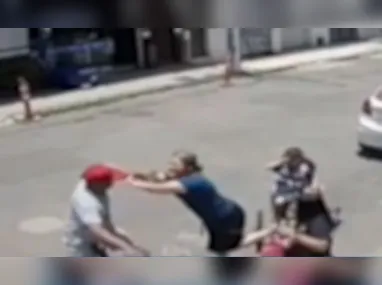 A estudante foi jogada no chão pelo bandido