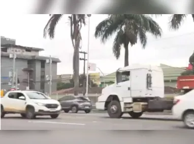 Mulher dá sinal para ônibus e homem joga camisinha usada dentro da bolsa dela