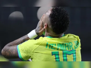 Briga entre torcedores do Fluminense e Boca Juniors causa confusão na praia de Copacabana