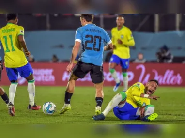 Neymar sofreu a grave lesão durante a partida contra o Uruguai