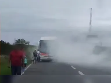 Imagem ilustrativa da imagem Ônibus sofre pane elétrica na Rodovia do Sol e fumaça assusta passageiros