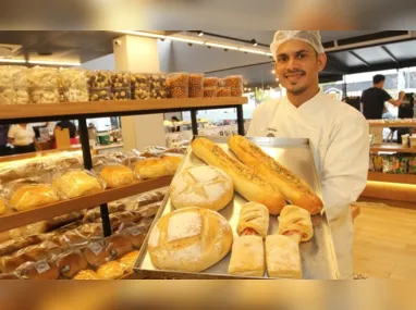 Danielle Sobreira, coordenadora da catequese da Paróquia Santa Luzia, com as crianças