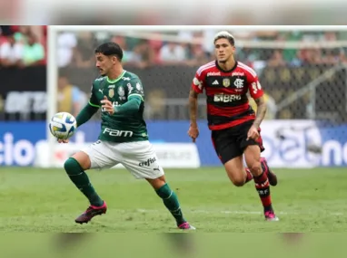 Lúcio Flávio gesticula no treino do Botafogo um dia após perder clássico