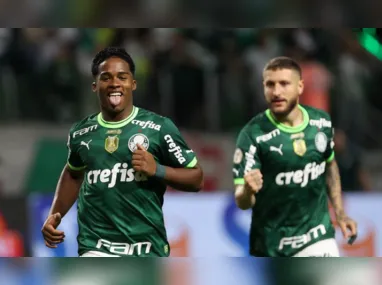 Cano e Martinelli comemoram gol do Fluminense