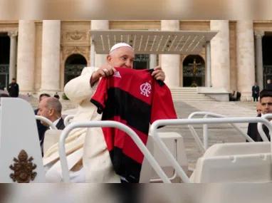 Imagem ilustrativa da imagem Papa Francisco recebe camisa de torcedor do Flamengo