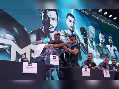 Imagem ilustrativa da imagem Popó quase acerta soco em Bambam durante coletiva: 'Vou te bater aqui'