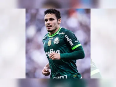 Imagem ilustrativa da imagem Raphael Veiga, do Palmeiras, supera medo e salta de paraquedas durante férias