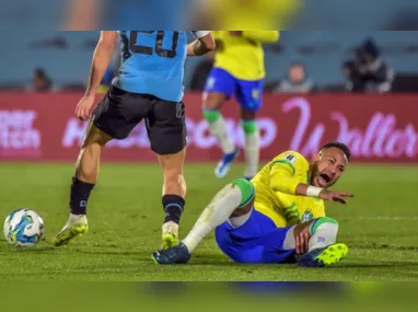Neymar se lesionou ao tentar jogada durante a partida contra o Uruguai