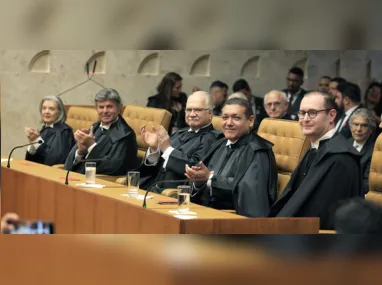 Professor em sala de aula: reajuste estadual retroativo a 1º de janeiro