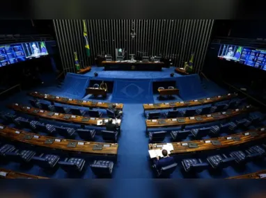 Ministro Gilmar Mendes  conversa no plenário do Supremo e diz: “Esta Casa não é composta por covardes”