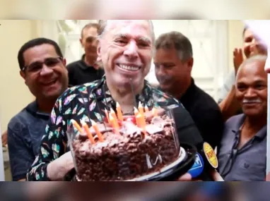 Imagem ilustrativa da imagem Silvio Santos faz rara aparição e recebe carinho de fãs em aniversário de 93 anos