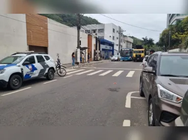 Suspeito foi detido por populares e por policial civil que passava no local