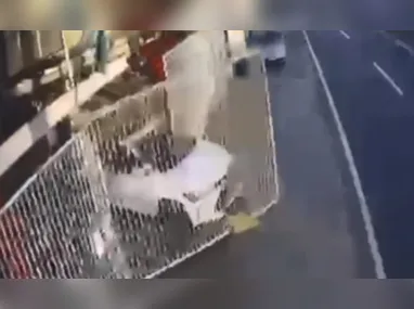 Imagem ilustrativa da imagem Suspeito usa carro roubado para derrubar portão e fugir em Linhares