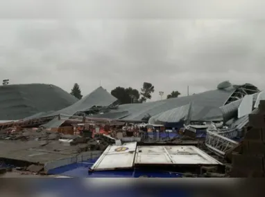 Imagem ilustrativa da imagem Temporal arrasta avião, fecha aeroporto e destrói ponto turístico em Buenos Aires