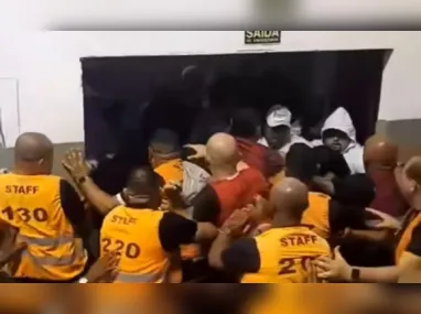 Imagem ilustrativa da imagem Torcida do Santos tenta invadir local de votação da eleição presidencial do clube