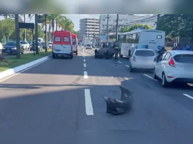 Carreta ficou atravessada na pista após tombar