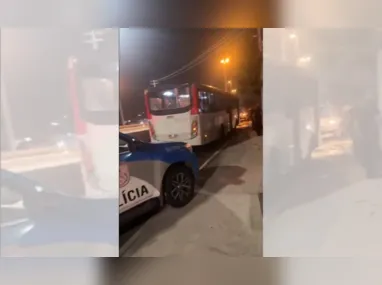 Imagem ilustrativa da imagem Três pessoas ficam feridas após criminosos jogarem bomba em ônibus