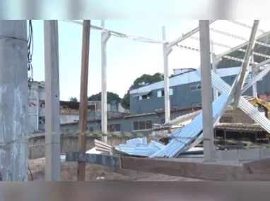 Imagem ilustrativa da imagem Três trabalhadores ficam feridos após teto de galpão ceder em Vila Velha