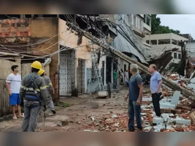 Erosão na Praia de Guaxindiba tem afastado turistas e destruído pousadas e comércios