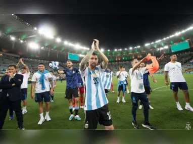 Messi chamou os companheiros e deixou o gramado durante a confusão
