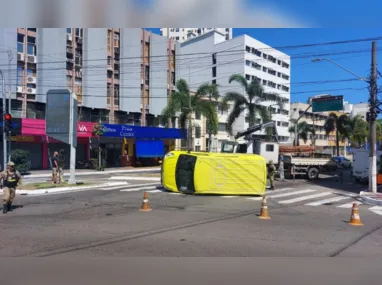 Imagem ilustrativa da imagem Van capota após ser atingida por carro em cruzamento próximo à Terceira Ponte