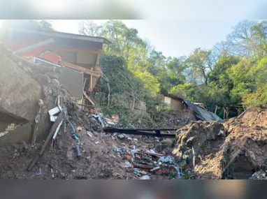 Vídeo mostra momento em que criança cai de carro