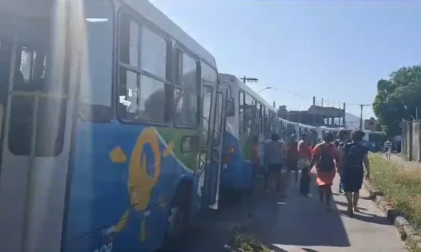 Imagem ilustrativa da imagem Protesto contra fechamento de escola complica trânsito em bairro de Cariacica