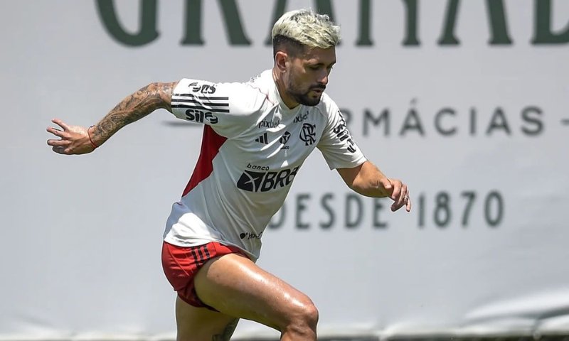 Arrascaeta treina com bola no Flamengo e pode jogar contra o