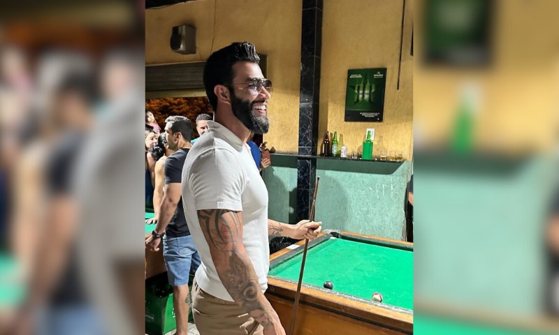 Gusttavo Lima joga sinuca em bar e fecha rua em Goiânia