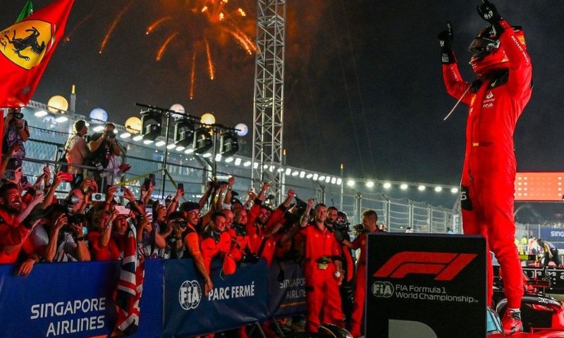 Sainz desbanca Red Bull e vence GP da Singapura; Hamilton vai ao