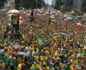 Imagem ilustrativa da imagem Apoiadores atendem Bolsonaro e chegam à Paulista sem faixas e cartazes contra o STF