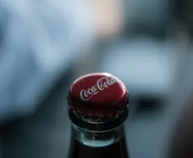 Imagem ilustrativa da imagem Coca-Cola lança bebida que será comercializada exclusivamente no TikTok; conheça