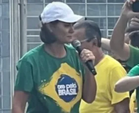 Imagem ilustrativa da imagem Michelle fala de injustiças contra Bolsonaro e chora em discurso na Paulista