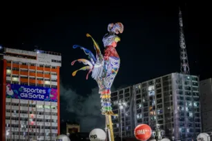 Imagem ilustrativa da imagem Galo Gigante da Paz já está de pé no Centro do Recife. Que venha agora a folia!