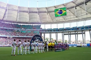 Imagem ilustrativa da imagem Goleiro Caíque França brilha, mas Sport perde para Bahia no último minuto