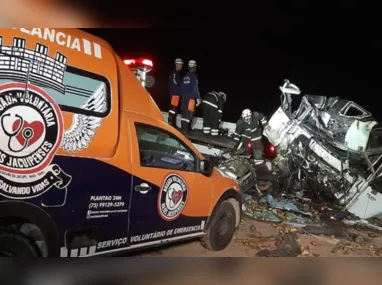 Imagem ilustrativa da imagem Acidente entre micro-ônibus e caminhão deixa 24 mortos e 6 feridos na Bahia